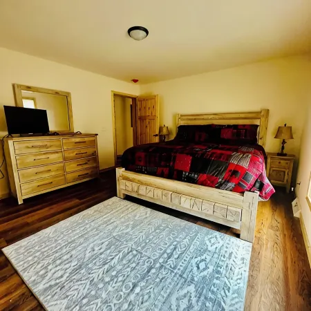 Brand New 3-bedroom cottage with WiFi and AC in enchanting Downtown Eagle River Отели в г. Игл Ривер