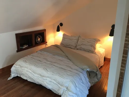Cozy studio with AC and WiFi in Historic Geneva, NY.