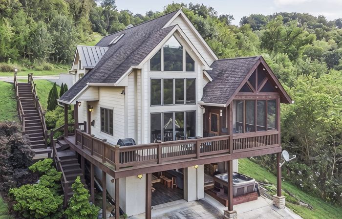 Tranquil Waters Retreat: Hot Tub, Pool & Lake Views