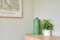 Family-friendly Getaway - Garden Parking Sleeps 7