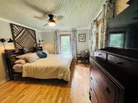 Charming 1940s Cottage Updated-Creek Front-Fire Pit