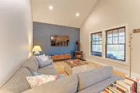 Secluded Coastal Home and Cottage: Peaceful Nature Escape 3 Minutes to the Beach - WiFi