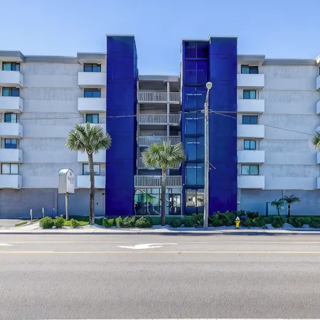 Sweeping views from this 3 bed/2bath condo