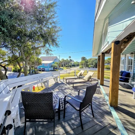 Charming Oceanview Bungalow - Prime Location - Steps to Beach