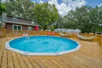 Unique cabin in the city pool home - Wifi