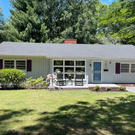 Charming Downtown Corner Cottage - 1 Block Walk to Food & Fun - Dog Friendly