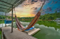 7 Bedroom! Amazing Lake House, Private Dock & Jet Ski Pads, Kids Dream Game Room - 4성급