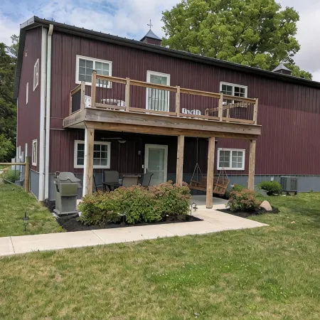 Historic Meadowdale Farm - Barn Stay in Rural Setting Отели в г. Джонсон