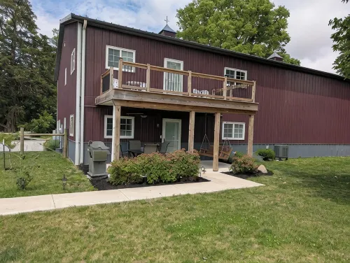 Historic Meadowdale Farm - Barn Stay in Rural Setting - Wifi