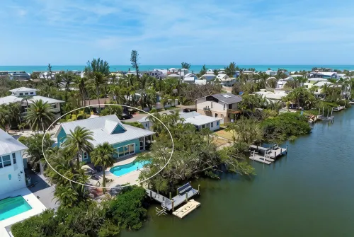 Perfect Anna Maria. Dock on Canal. 3 Blocks to Sugar Sand Beach. Heated Pool. - 私人泳池