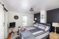 The Lyellton House: 6 Bd 4Ba - Steps to Shops & Shore - Pet Friendly