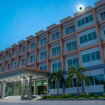 O2 Hotel Lopburi Отели рядом с достопримечательностью «Дворец Короля Нараи»