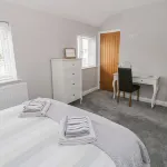 Modern Property in Town Centre Location With Parking - Wi-Fi