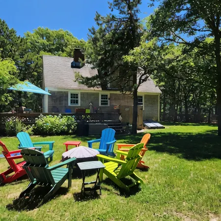 Bright, spacious, private beach home. Big backyard, firepit, deck. Family fave! Отели в г. Истам