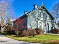 20 Acre Meticulously Renovated and Luxurious Waterfront Estate - One of A Kind! Hoteles en 