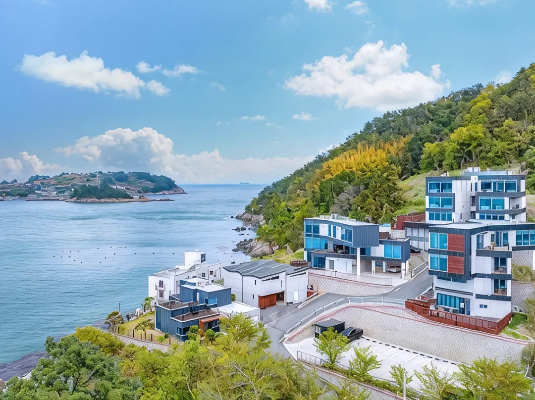 Geojae Sanggaksokeui Jip Pesnion - Geoje