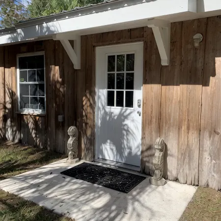 2/2 CABIN Directly on the Weeki Wachee River, Kayaks and a Canoe for Family Fun!