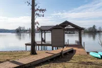 Charming waterfront home with beautiful panoramic views!! - Homestays