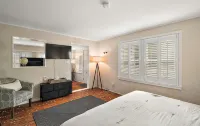 Location! Location! Location! in the Middle of Downtown Mt Dora! - Homestays
