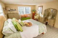 Charming Waterfront Cottage – Private Dock, Panoramic Views, and Park Passes! - Wi-Fi