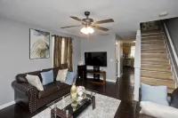Cozy 3-bedroom Duplex1 with WiFi, AC in peaceful Springfield - บังกะโล