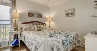 Fun in the Sun on Topsail Island at the Pelican Pad: A cozy oceanfront condo - ビーチサイド