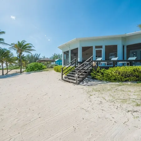 Peaceful Ocean Front Beach House in Bodden Town