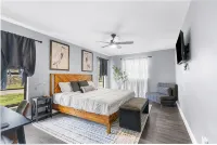 Leafy Lodge, Near Springs, Beach, Hot Tub, Fenced