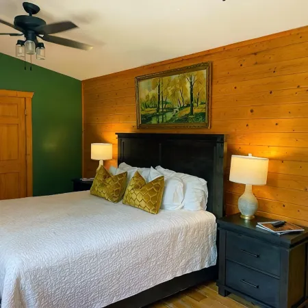Charming 2Br Highlands Cottage with Cozy Fireplace, 3 Min to Main St & Dry Falls Отели в г. Хайлендс