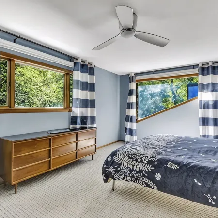 Spacious "Design Lodge" In Woods - Bushkill