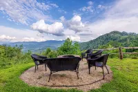 STUNNING MTN / RIVER VIEWS! 4bed/ 3bath  Hot tub, Firepit <15 min to Bryson City - Gym