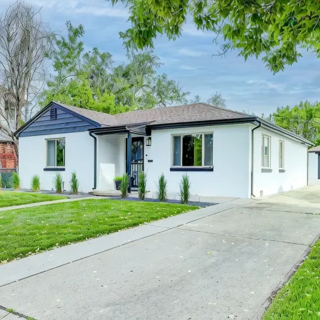 Hot Tub, Fire Pit, Ping-Pong, 3 min walk to Olde Town Arvada!