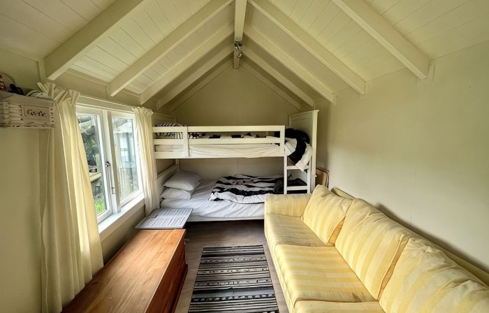 Prvt cottage + cabin + pool on quarter acre section (wood burner, pet friendly)