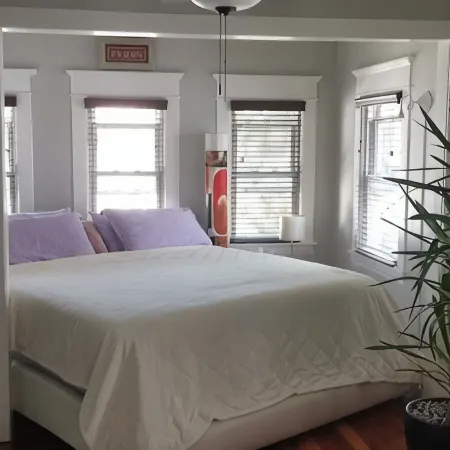 Charming 3 bed/2 bath town home with gorgeous back yard Hotels in Springfield