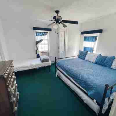 Charming 4+ Bedroom House minutes from Downtown Port Clinton Rooms