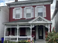Charming 2-bedroom house with AC and WiFi in lovely Hamilton Hotels in Hamilton