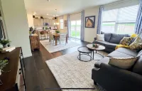 Newer build with 4 bedrooms, large backyard and beautiful mountain views. - Boutique