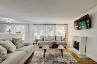 Spacious home with basement. City park steps away. Cleaning fee included. - Wifi