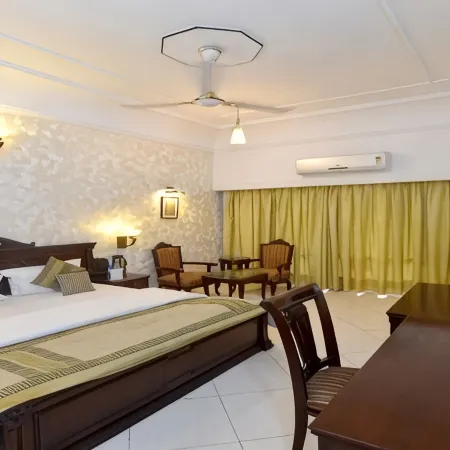Hotel Raj Hans
