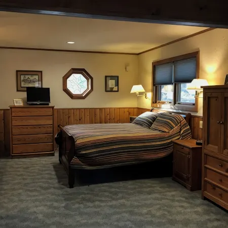 Views! in the Pines. Custombuilt, 2-Bdrm Home, Privacy. 3 Miles to Town.
