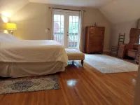 Family Home, walk to Downtown Overland Park! - balcón