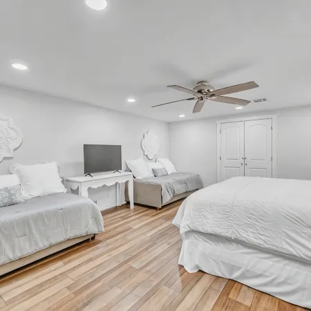 Quiet Cove Close to Open Water with new Hot Tub