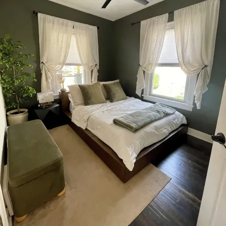 Charming Bungalow, Prime Location Walk to Isu & Iwu, Playground Across Street ノーマルのホテル