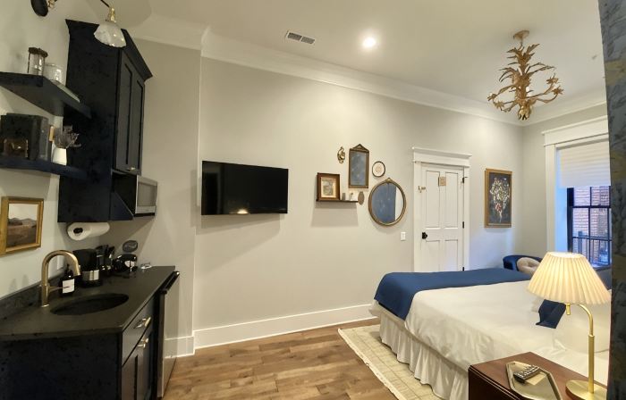 Ulysses Suites, Suite 204