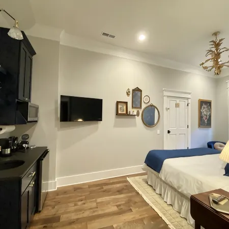 Ulysses Suites, Suite 204