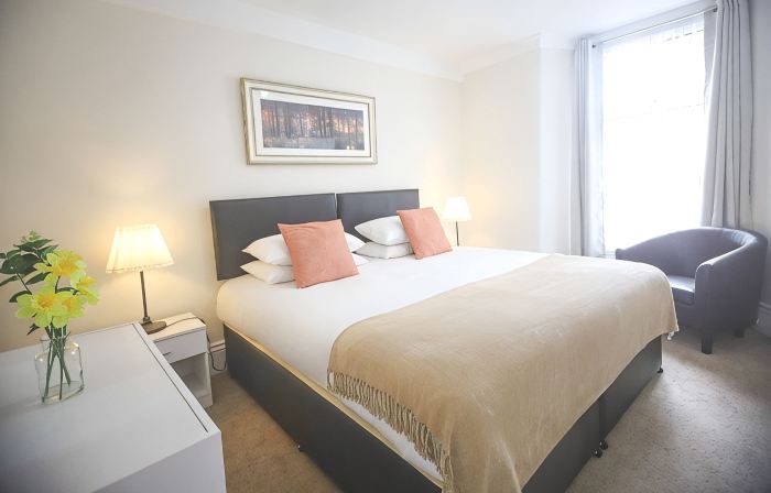A 6 bedroom property, 2  minute walk to the sea front, beach and restaurants.