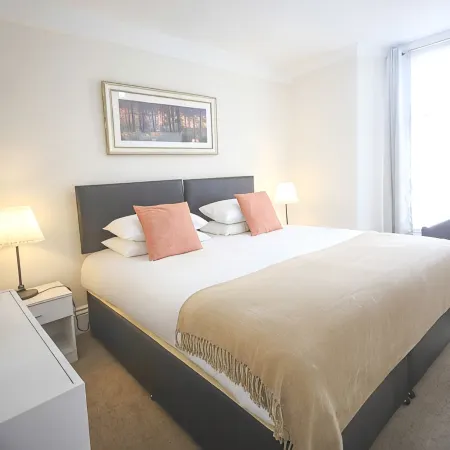 A 6 bedroom property, 2  minute walk to the sea front, beach and restaurants.