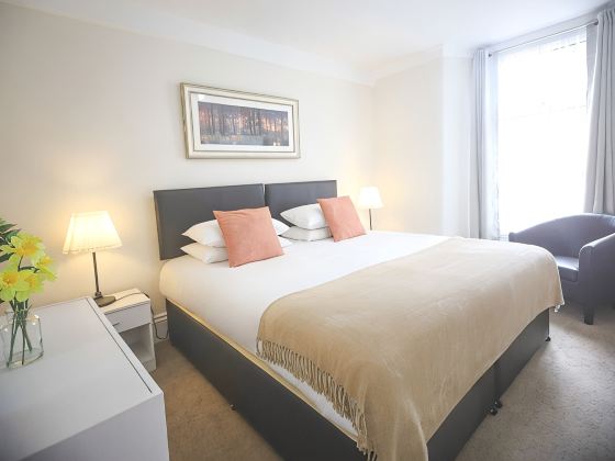 A 6 bedroom property, 2  minute walk to the sea front, beach and restaurants.