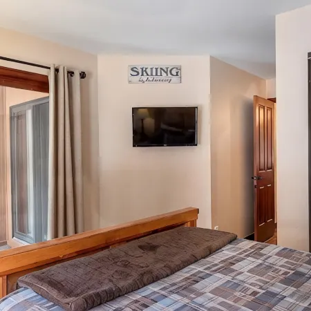 Beautiful Condo - Riverfront-Slopeside-Walk to Resort-On Bus Route