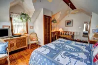La Petit Maison, is a waterfront two-story cottage near Kemah,TX - balcony